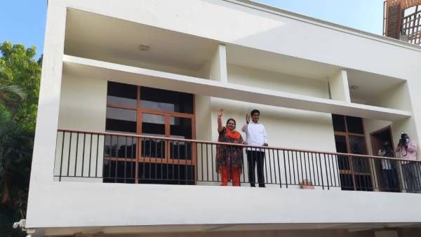 ஜெ. தீபா கைக்கு வந்தது வேதா இல்லம் சாவி.. 