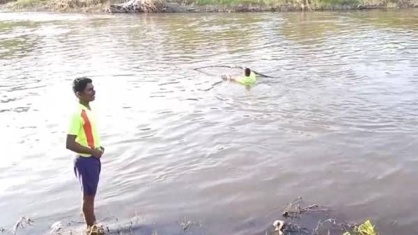 கூவம் ஆற்று வெள்ளத்தில்.. பைக்குடன் அடித்து செல்லப்பட்ட நபர்.. கதி என்ன?.. தீவிர தேடுதல் வேட்டை!