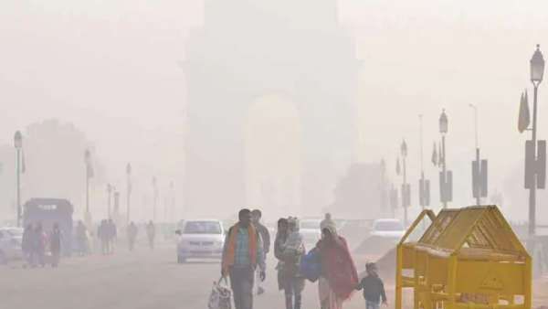 நடுங்குகிறது டெல்லி.. காலையிலேயே 3.2 டிகிரி குளிர்.. கொட்டும் பனியில் தவிக்கும் வடமாநில மக்கள்..!