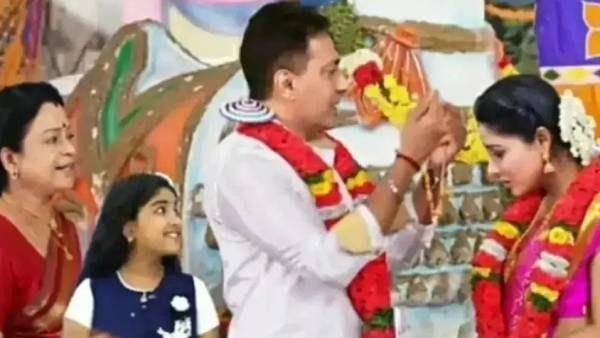 மணக்கோலத்தில் கோபி, ராதிகா.. சீரியல் என்றாலும் ஒரு நியாயம் வேண்டாமா..கலாய்த்து தள்ளும் நெட்டிசன்கள்