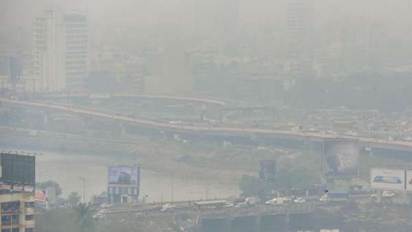 மும்பையில் சுழட்டி சுழட்டியடித்த புழுதி காற்று.. திணறிய மக்கள்.. பாகிஸ்தானின் புழுதிப்புயல் எதிரொலி