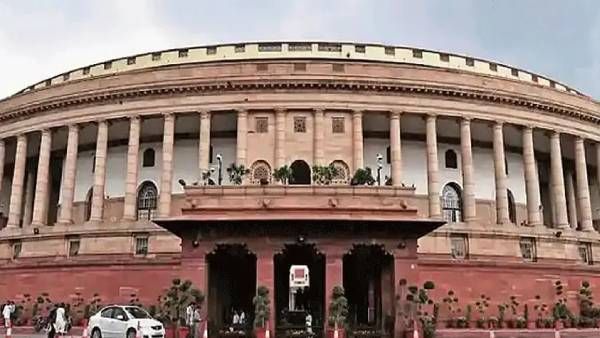 டெல்லியில் விஸ்வரூபம்: 4 உச்சநீதிமன்ற நீதிபதிகள், 402 நாடாளுமன்ற பணியாளர்களுக்கு கொரோனா பாதிப்பு