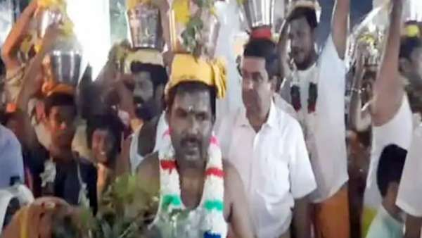 யார்னு பாத்தீங்களா.. தீர்த்தக்குடத்தை தலையில் வைத்து.. எம்எல்ஏ ஆட்டம் இருக்கே.. திணறிய திருப்பூர்