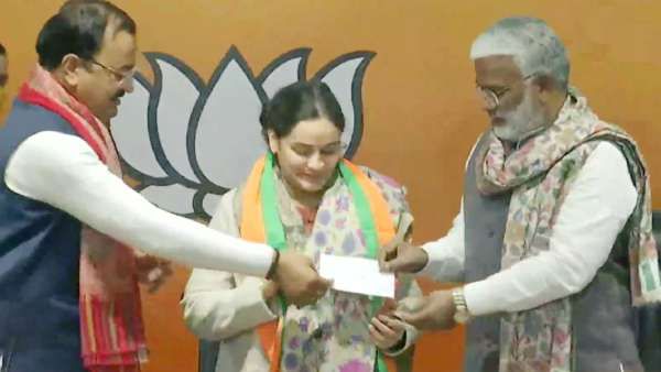 அகிலேஷுக்கு ரிப்பீட்டு... முலாயம்சிங் யாதவ் மருமகள் அபர்ணா பாஜகவில் இணைந்தார்!