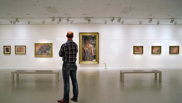 யார் பாத்த வேலையா இது? புகைப்பட கண்காட்சியில் “அந்த” புகைப்படங்களால் சர்ச்சை