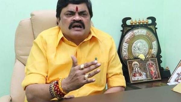 இதென்ன கலர் கலராக கையில்! மந்திரித்து கட்டிய கயிறுகளை கழற்றிக் கொடுத்த ராஜேந்திர பாலாஜி!