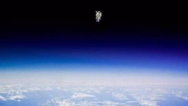 320 அடி உயரத்தில் வானில் மிதந்தாரா விண்வெளி வீரர்.. தீயாய் பரவும் போட்டோ.. நடந்தது என்ன?