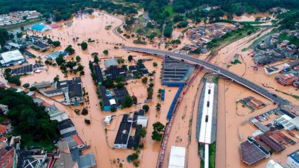 வானத்துல ஓட்டை ஏதும் விழுந்துருச்சா.. கொட்டித் தீர்த்த கனமழை மிதக்கும் நகரங்கள் 18 பேர் பலியான சோகம்