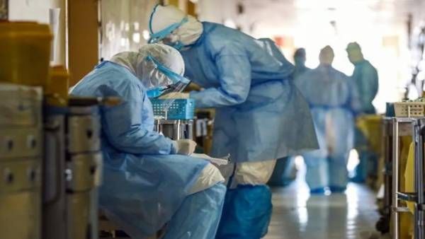 தலைநகரை முடக்கிய கொரோனா.. 750 டாக்டர்களுக்கு பாதிப்பு.. நோயாளிகளுக்கு சிகிச்சை அளிப்பதில் சிரமம்