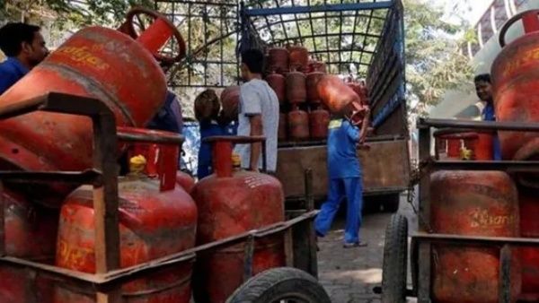 அடடே.. புத்தாண்டு தினத்தில் மகிழ்ச்சி தகவல்.. 102 ரூபாய் குறைந்த வர்த்தக காஸ் சிலிண்டர் விலை!