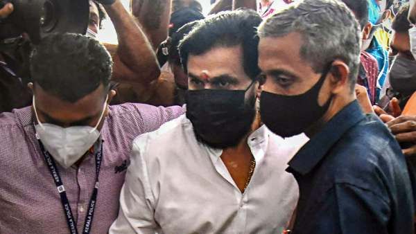 போலீசாரை கொல்ல சதி.. வழக்கில் இறுகும் பிடி.. செல்போன்களை கேரள நீதிமன்றத்தில் ஒப்படைத்த நடிகர் திலீப்