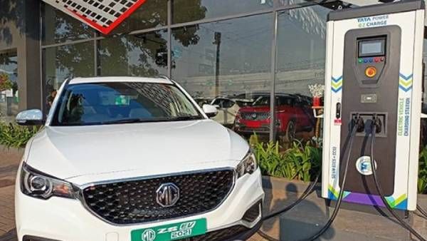 எலக்ட்ரிக் வாகனங்கள் வைத்திருப்போருக்கு நற்செய்தி! ரயில் நிலையங்களில் வருகிறது சார்ஜிங் வசதி!