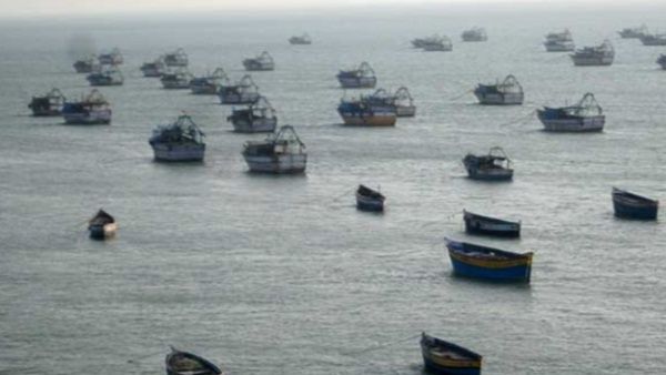 மீண்டும் அட்டூழியம்- தமிழக மீனவர்கள் 12 பேரை கைது செய்தது இலங்கை கடற்படை; 3 படகுகள் சிறைபிடிப்பு