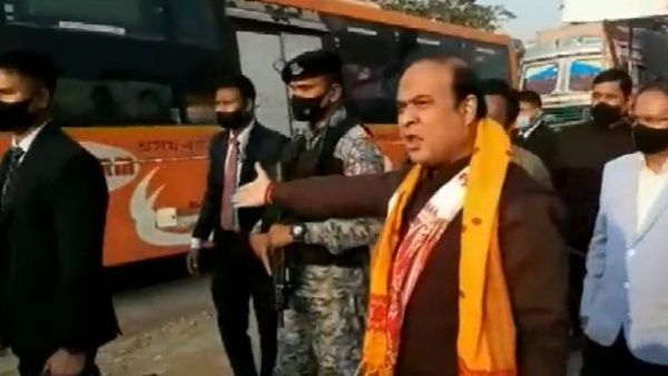 யாராவது ராஜா வருகிறாரா? தமக்காக போக்குவரத்தை நிறுத்திய போலீஸ் அதிகாரியை நடுரோட்டில் கண்டித்த முதல்வர்