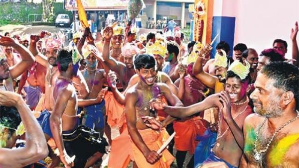 எருமேலி பேட்டை துள்ளல்: சாமி திந்தகத் தோம் தோம் ஐயப்ப திந்தகத் தோம் தோம் - ஆடிய ஐயப்ப பக்தர்கள்