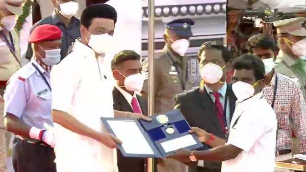 24 குடும்பங்களை காத்த ஹீரோ.. திமுக வட்டசெயலாளருக்கு வழங்கப்பட்ட வீர தீர விருது.. ஏன் தெரியுமா?