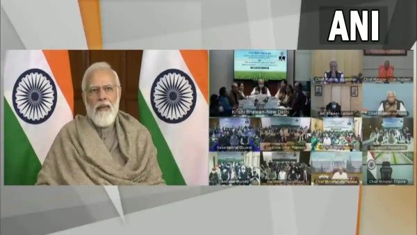 புத்தாண்டில் பிரதமர் தந்த பரிசு... விவசாயிகள் வங்கிக் கணக்கில் வந்து சேர்ந்த தலா 2000 ரூபாய்!