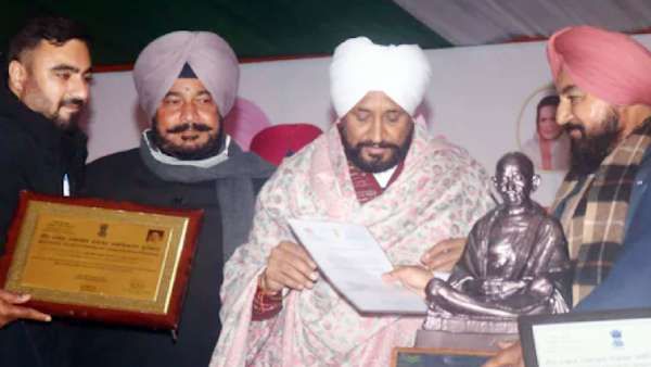 சித்துவுக்கே சித்து வேலை காட்டிய சன்னி.. முதல்வர் ரேசில் முன்னிலை - பரபர பஞ்சாப் காங்கிரஸ்