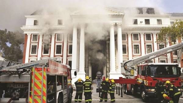 தென் ஆப்பிரிக்க நாடாளுமன்றத்தில் பயங்கர தீ விபத்து.. ஊழல் ஆவணங்களை அழிக்க சதி? பரபர தகவல்