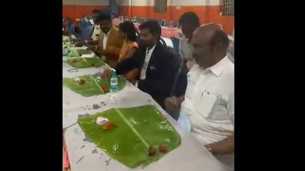 திருமண விருந்தில் அதிமுக ஜெயகுமாரின் சாதுர்யம்.. மாஸ்க்கை எங்க வச்சிருக்காரு பாருங்க.. வேற லெவல்