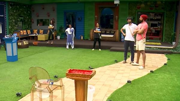 நேரடியாக இறுதி வாரத்திற்கு செல்லும் இரண்டாவது போட்டியாளர்... பிக் பாஸ் வைத்த புது ட்விஸ்ட்