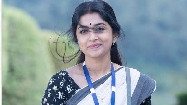 தாவணி போட்ட தீபாவளி வந்தது இன்ஸ்டாகிராமுக்கு...முதல் நாளில் மீரா ஜாஸ்மினுக்கு குவியும் ஆதரவு