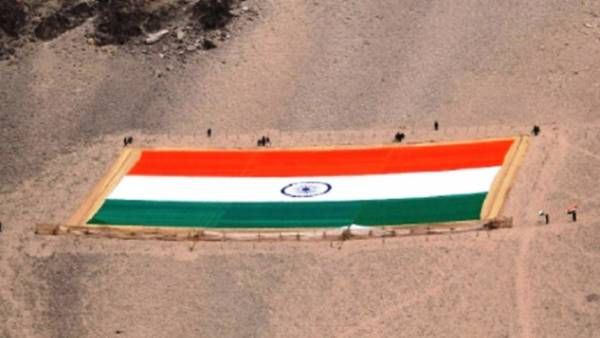 சூப்பர்ல.. உலகின் பிரம்மாண்டமான தேசிய கொடி.. ராணுவ தினமான இன்று காட்சிக்கு வைக்க ஏற்பாடு