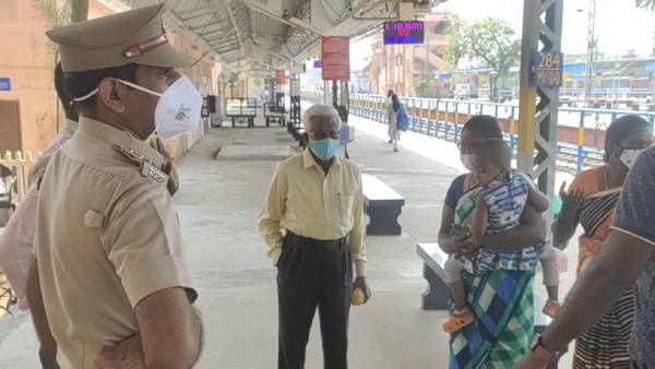 ரயிலுக்கு அடியில் சிக்க இருந்த 8மாத குழந்தை தாய், நொடியில் காப்பாற்றிய ஆய்வாளர், திக்திக் நிமிடங்கள்