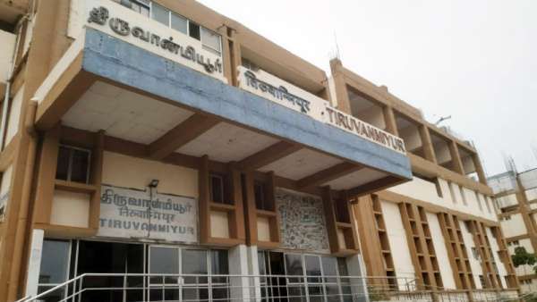 சென்னையில் பயங்கரம்..திருவான்மியூர் பறக்கும் ரயில் நிலையத்தில் துப்பாக்கி முனையில் ரூ1 லட்சம் கொள்ளை!