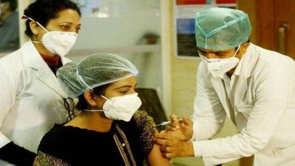 ஓமிக்ரான்.. கொரோனாவில் இருந்து குணமடைந்தவர்கள் எப்போது வேக்சின் போட வேண்டும்? முக்கிய தகவல்