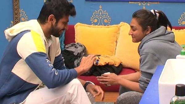 வருண் செய்வதை மட்டும் ரசிப்பதற்கு காரணம் இதுதான்.. என்ன இப்படி சொல்லிவிட்டார் அக்ஷரா!!