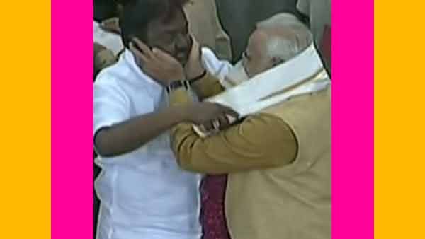 கன்னத்தை பிடித்து கிள்ளி.. மீண்டும் 