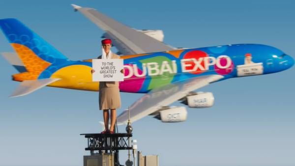 830மீ உயர புர்ஜ் கலீபா உச்சியில்.. மீண்டும் ஏறி நின்ற பெண்.. பின்னாடி பறந்த விமானம்.. ஏன் தெரியுமா?