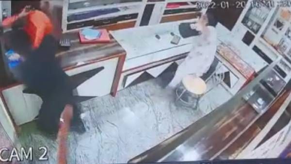 அடகு வைக்க முடியாதா? உரிமையாளரை அரிவாளால் கொடூரமாக வெட்டிய நபர்.. பதைபதைப்பு சிசிடிவி காட்சிகள்