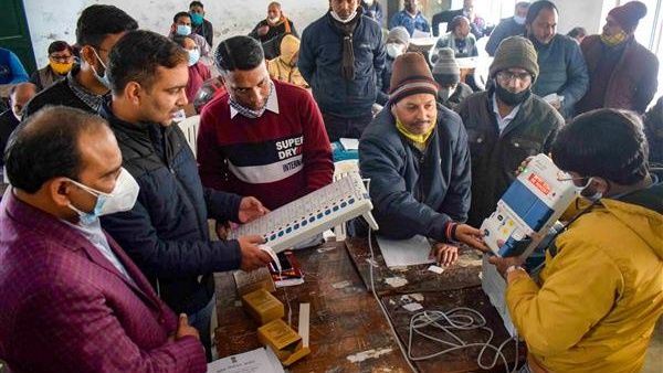 15 பேர் படிக்காதவங்க.. 100 பேர் பட்டதாரிங்க‌.. உபி., வேட்பாளர்களின் சுவாரஸ்ய அப்டேட்ஸ்!