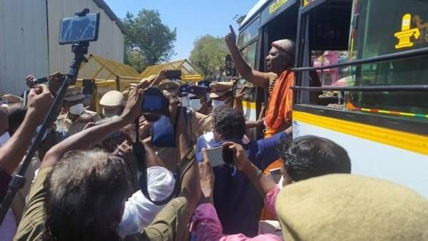 சிதம்பரம் நடராஜர் கோயிலில் தேவாரம் பாடிய 50 பேரை கைது செய்த போலீஸ்! பரபரப்பு