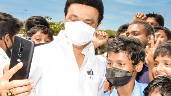 பள்ளி மாணவர்களுடன் செல்ஃபி! சிறுவனுக்கு சாக்லேட்! குழந்தைகளை கண்டதும் குதூகலமான முதல்வர் ஸ்டாலின்!