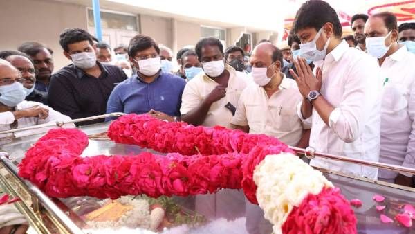 அம்மாவை இழந்து தவிக்கும் அமைச்சர் தாமோ அன்பரசன்! துக்கத்திற்கு மத்தியிலும் தேர்தல் பணியில் கவனம்!
