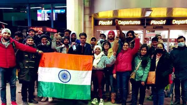 கட்டித்தழுவி.. கண்ணீர்விட்டு.. உக்ரைனில் இருந்து சென்னைக்கு திரும்பிய தமிழக மாணவர்கள்.. நெகிழ்ச்சி