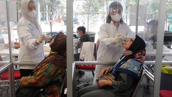 இந்தியாவில் திடீரென அதிகரித்த கொரோனா கேஸ்கள்.. என்ன காரணம்? தடுப்பூசியால் கட்டுப்படுத்த முடியுமா?