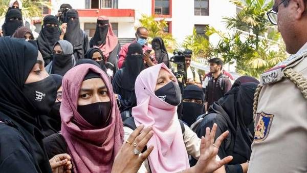 மைனாரிட்டி கல்லூரிகளிலும் ஹிஜாப்பிற்கு தடை! ஆனால் மாணவர்களுக்கு மட்டுமே.. சிறுபான்மை துறை விளக்கம்