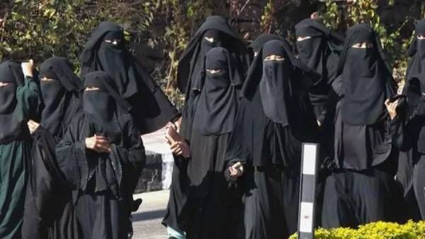 ஹிஜாப் அனுமதி கோரி போராட்டம் நடத்திய 58 மாணவிகள் மொத்தமாக சஸ்பெண்ட்... கர்நாடக பள்ளி தடாலடி