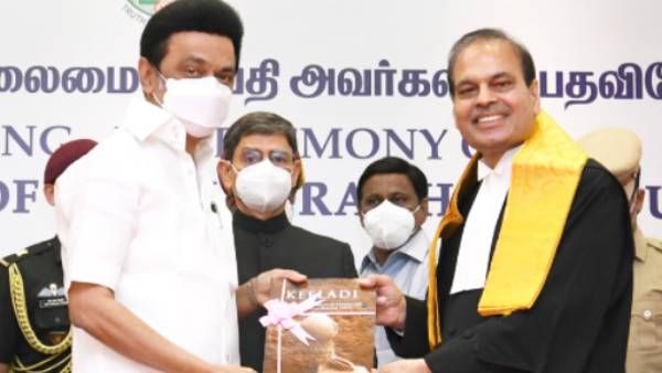 தலைமை நீதிபதி முனீஸ்வர நாத் பாண்டாரிக்கு வரவேற்பு - கீழடி புத்தகம் கொடுத்து வாழ்த்திய ஸ்டாலின்