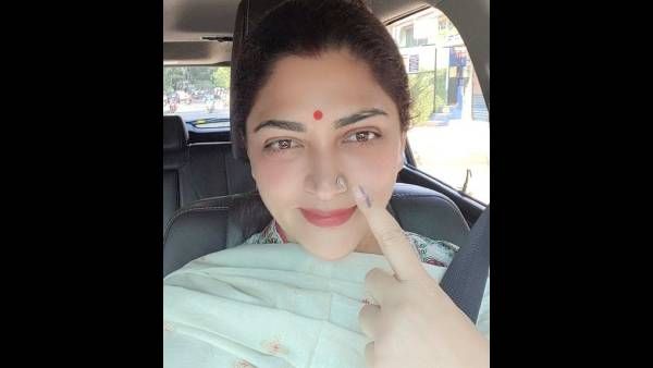 தைரியம் இருக்கே.. அதனால்தான் பாஜக தனித்து போட்டி.. மந்தைவெளியில் வாக்களித்த குஷ்பு!