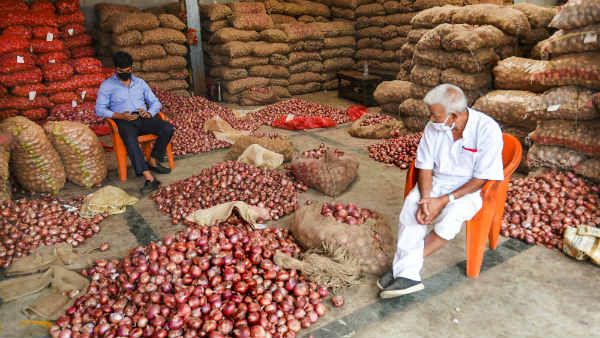 சின்ன வெங்காயம் விலை கடும் சரிவு: அதிக விளைச்சல் இருந்தும் லாபம் பார்க்காத தமிழக விவசாயிகள்