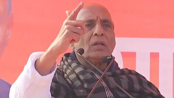 ஒரே ஆடுகளத்தில் பேட்டிங்கிற்காகச் சண்டையிடும் விளையாட்டு வீரர்கள் - ராஜ்நாத்சிங் தாக்கு