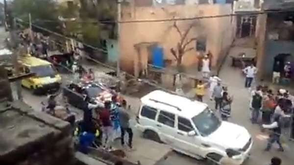 ஆர்வமாக பிரச்சாரத்திற்கு வந்த உ.பி பாஜக எம்எல்ஏ.. மாட்டு சாணத்தை வீசி! கல் எறிந்து! துரத்திய மக்கள்