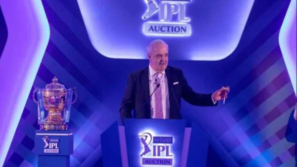 நன்றாக பேசிக்கொண்டு இருந்த ஐபிஎல் Host.. திடீரென மயங்கி விழுந்தது எப்படி? யார் இந்த ஹக் எட்மைட்ஸ்?