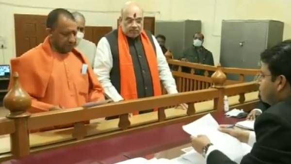 விழாக்கோலம் பூண்ட கோரக்பூர்.. அமித்ஷா முன்னிலையில்.. வேட்புமனு தாக்கல் செய்தார் யோகி ஆதித்யநாத்!