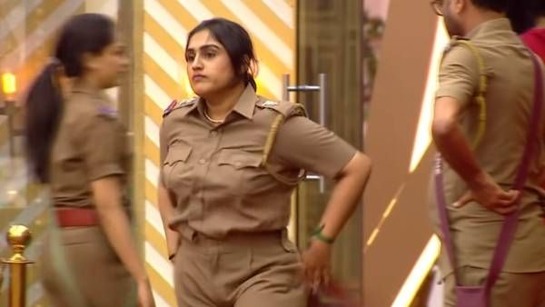 பிஞ்சிடும்..அசிங்கமா இல்லையா??ஜூலியை பங்கமாய் திட்டிய வனிதா.. மௌனத்தில் ஜூலி.. இப்படி ஆகிவிட்டதே